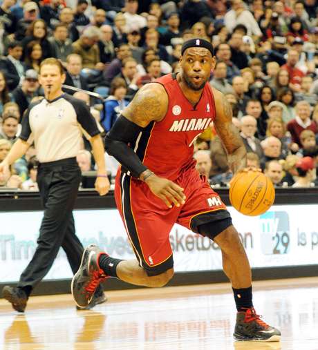 LeBron James alcançou um "double-double" de 20 pontos e 10 rebotes LeBron James alcançou um "double-double" de 20 pontos e 10 rebotes