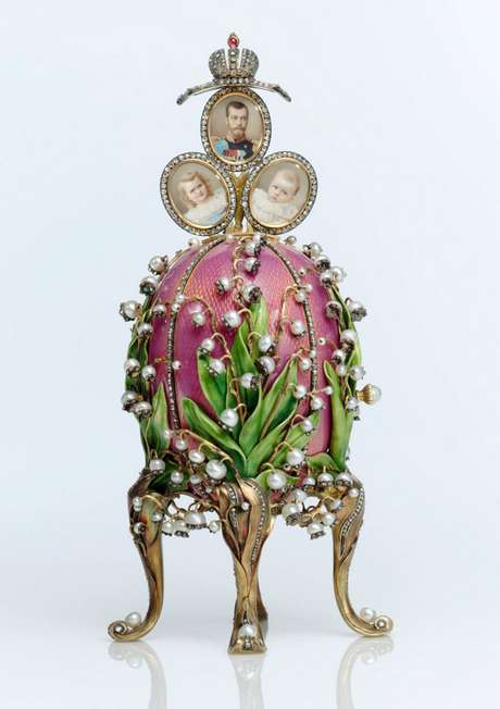 EFE en español El "Huevo Imperial con Cuco", de 1900, y el "Huevo Chanticler", de 1904 de Faberge