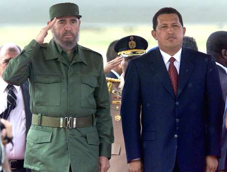 Presidente cubano Fidel Castro faz saudação durante a execução do hino nacional em sua primeira visita à Venezuela durante o governo Chávez, em 26 de outubro de 2000 Presidente cubano Fidel Castro faz saudação durante a execução do hino nacional em sua primeira visita à Venezuela durante o governo Chávez, em 26 de outubro de 2000