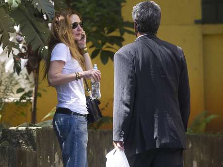 Graziella, ex-mulher do cantor, na entrada do IML de São Paulo, onde está corpo de Chorão Graziella, ex-mulher do cantor, na entrada do IML de São Paulo, onde está corpo de Chorão