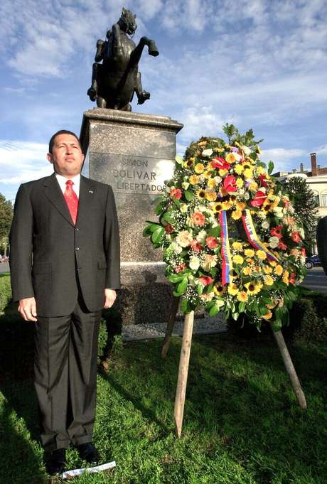 AFP <p>Fue en el Ejército que, el joven, Hugo Chávez Frías comenzó a cultivar el concepto del Bolivarismo, cuando formó un grupo secreto denominado Movimiento Bolivariano Revolucionario 200 (MBR). Cuando fue electo presidente del país por primera vez, propuso y consiguió implementar una nueva constitución, en la cual cambió el nombre del país a República Bolivariana de Venezuela. En esta foto, de 2001, el líder venezolano posa frente a un busto de Simón Bolívar en Bruselas, Bélgica.</p>