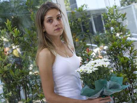 Heloisa levou flores para o ídolo <p>Heloisa levou flores para o ídolo</p>