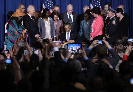 Em sessão lotada, Obama assina a reautorização da Lei da Violência Contra a Mulher Em sessão lotada, Obama assina a reautorização da Lei da Violência Contra a Mulher
