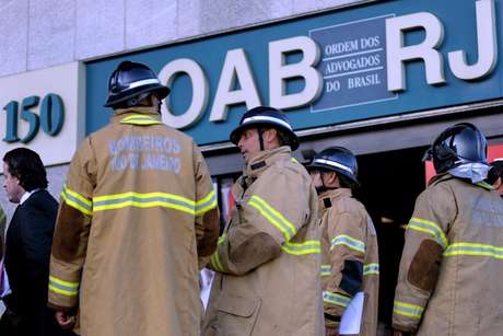 Prédio da OAB no Rio de Janeiro foi esvaziado após explosão, na tarde desta quinta-feira Prédio da OAB no Rio de Janeiro foi esvaziado após explosão, na tarde desta quinta-feira