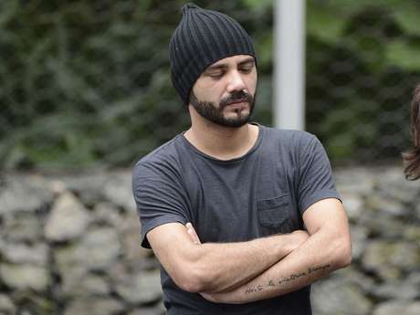 O humorista Daniel Peixoto na chegada ao velório de Chorão, nesta quinta-feira, em Santos O humorista Daniel Peixoto na chegada ao velório de Chorão, nesta quinta-feira, em Santos