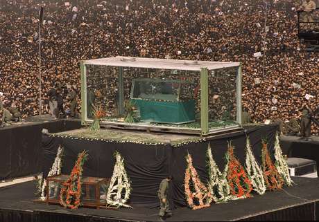 https://p2.trrsf.com/image/fget/cf/460/0/images.terra.com/2013/03/08/6-funeral-aiatola-khomeini-afp.jpg