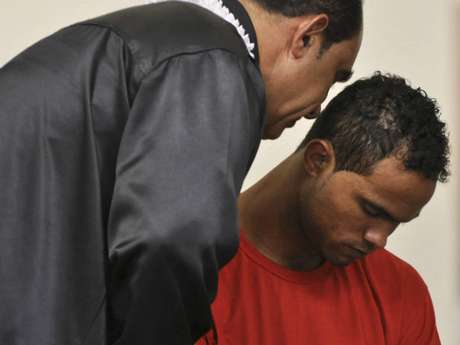 AP Bruno también fue condenado de mantener como rehén al hijo de la pareja.