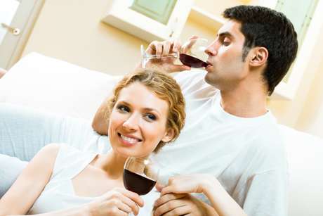 Shutterstock Apesar das qualidades, bebida deve ser consumida com moderação. Para os homens, o limite diário é de 300 ml e para as mulheres é de 200 ml