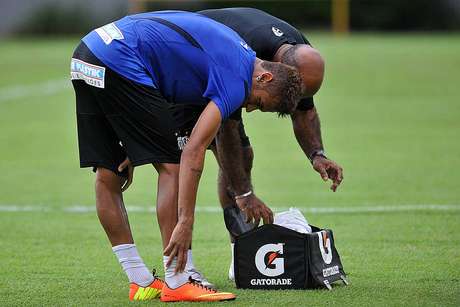 Neymar recebe atendimento após ser "caçado" em treino Neymar recebe atendimento após ser "caçado" em treino