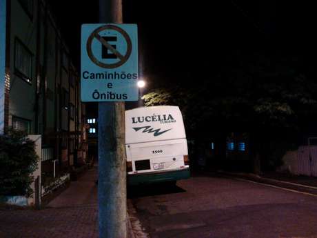 Vc repórter: ônibus é flagrado por estacionar em local 