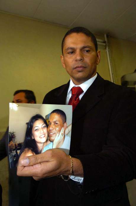 Aparício Reis / Diário de Guarulhos / Futura Press <p>O advogado e policial militar reformado Mizael Bispo de Souza, acusado de matar a ex-namorada Mércia Nakashima, com uma foto na qual aparece com a vítima</p>