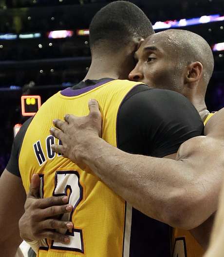 Kobe Bryant abraça Dwight Howard após vitória dos Lakers na NBA Kobe Bryant abraça Dwight Howard após vitória dos Lakers na NBA