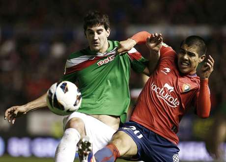 Agencia Efe. Francisco Silva en pugna con un rival del Athletic en el estadio Reyno de Navarra.