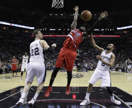 Thiago Splitter participa de lance em derrota dos Spurs <p>Thiago Splitter participa de lance em derrota dos Spurs</p>