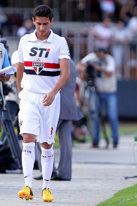 Ganso saiu irritado por ter sido substituído por Jadson Ganso saiu irritado por ter sido substituído por Jadson