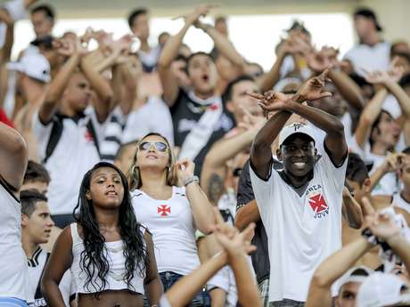 Torcedores terão de esperar novos laudos para poder voltar aos estádios no Carioca <p>Torcedores terão de esperar novos laudos para poder voltar aos estádios no Carioca</p>