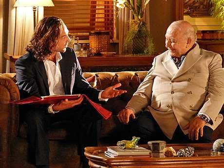 Alberto (Igior Rickli) decide permanecer na Vila dos Ventos para conquistar Ester (Grazi Massafera) <p>Alberto (Igior Rickli) decide permanecer na Vila dos Ventos para conquistar Ester (Grazi Massafera)</p>