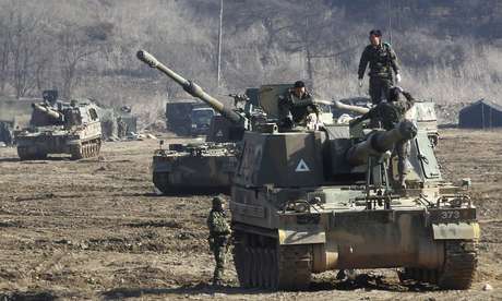 Tanques sul-coreanos manobram durante o exercício militar anual "Key Resolve" <p>Tanques sul-coreanos manobram durante o exercício militar anual "Key Resolve"</p>