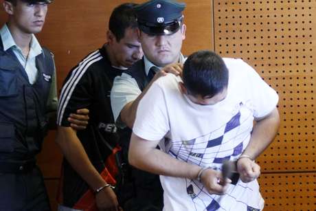 Agencia Uno Sujetos detenidos por la PDI tras el robo al camión de valores.