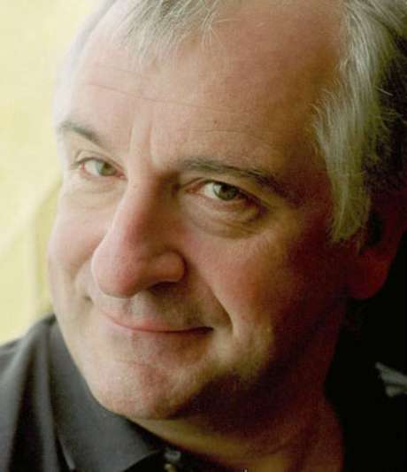 Douglas Adams, autor de O Guia do Mochileiro das Galáxias, faria 61 anos nesta terça-feira Douglas Adams, autor de O Guia do Mochileiro das Galáxias, faria 61 anos nesta terça-feira