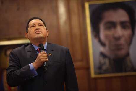 AP <p>A solo días de la muerte de Hugo Chávez, ya comienzan a criticarse los lujos que el mandatario se dio en vida. Según un reportaje que salió al aire en el programa de Jorge Ramos, por la cadena Univisión, Chávez pasó de tener una humilde casa en Sabaneta en el estado de Barinas a una vida ostentosa. Su fortuna sobrepasa los 1,000 millones de dólares, según dio a conocer el medio.</p>