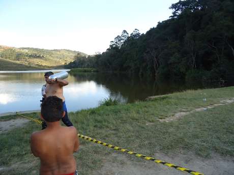 Já no domingo, outra pessoa morreu afogada na lagoa; quando o Samu chegou ao local, o rapaz já estava sem vida <p>Já no domingo, outra pessoa morreu afogada na lagoa; quando o Samu chegou ao local, o rapaz já estava sem vida</p>