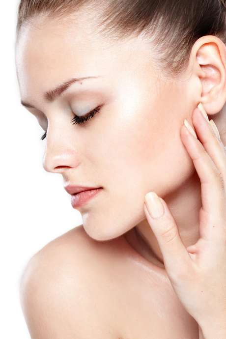 Após a realização do lifting e do preenchimento facial, cuidados especiais protegem a saúde da paciente e potencializam o resultado <p>Após a realização do lifting e do preenchimento facial, cuidados especiais protegem a saúde da paciente e potencializam o resultado</p>