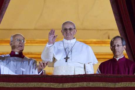 AFP en español <p>El papa Francisco aparece en el balcón de la basílica de San Pedro por primera vez como Sumo Pontifice</p>