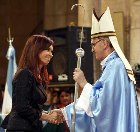 O cardeal argentino Jorge Mario Bergoglio foi escolhido o novo papa Francisco. Em 2008, a foto mostra o então cardeal com a presidente argentina, Cristina Kirchner O cardeal argentino Jorge Mario Bergoglio foi escolhido o novo papa Francisco. Em 2008, a foto mostra o então cardeal com a presidente argentina, Cristina Kirchner