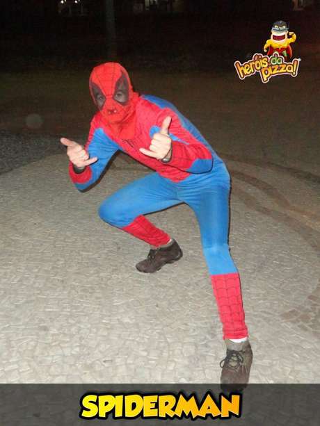 Motoboy usava fantasia de Homem-Aranha durante entrega de pizza Motoboy usava fantasia de Homem-Aranha durante entrega de pizza