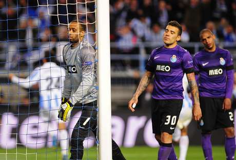 Hélton lamenta gol sofrido pelo Porto na derrota do Málaga Hélton lamenta gol sofrido pelo Porto na derrota do Málaga