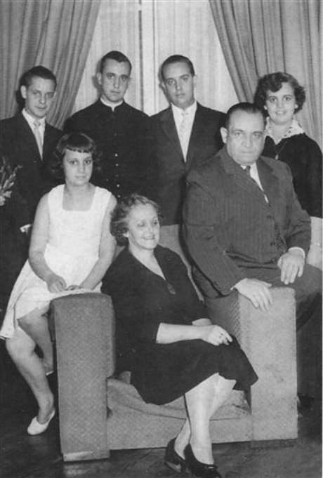 Terra El nuevo papa, con su familia