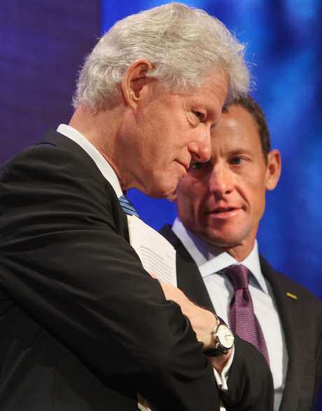 Armstrong conversa com ex-presidente em 2008, durante encontro de líderes globais promovido pela Clinton Global Initiative, em Nova York Armstrong conversa com ex-presidente em 2008, durante encontro de líderes globais promovido pela Clinton Global Initiative, em Nova York