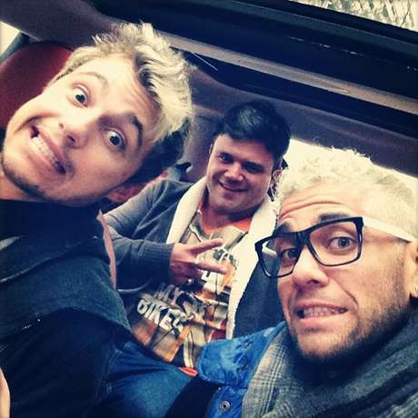 Daniel Alves cumpre promessa misteriosa e muda o visual após classificação na Liga dos Campeões Daniel Alves cumpre promessa misteriosa e muda o visual após classificação na Liga dos Campeões