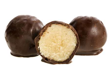 Marzipã é uma pasta de amêndoas que pode ser moldada e usada em bombons Marzipã é uma pasta de amêndoas que pode ser moldada e usada em bombons