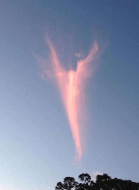 Twitter <p>Otra imagen de la "nube ángel": ¿un mensaje divino?</p>