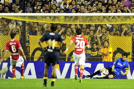 Télam <p>Orión le ataja el penal a Rodríguez del Toluca, fue uno de los seis penales que le cobraron a Boca en nueve partidos: 3 fueron goles y 3 fueron errados</p>