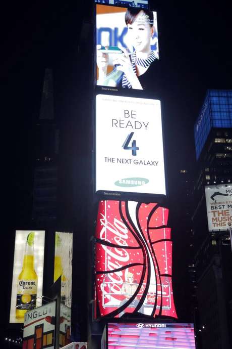 Em Nova York, onde será o evento de lançamento, a Times Square foi preparada para tentar criar expectativa pelo Samsung Galaxy S4 Em Nova York, onde será o evento de lançamento, a Times Square foi preparada para tentar criar expectativa pelo Samsung Galaxy S4