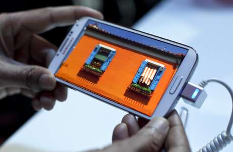 Samsung Galaxy S4 conta com recursos de software como navegação por gestos e controle pelo olhar Samsung Galaxy S4 conta com recursos de software como navegação por gestos e controle pelo olhar