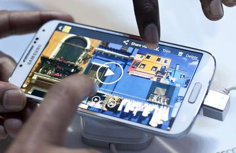 Tela do novo smartphone da Samsung tem 5 polegadas e tem resolução de 1080p Tela do novo smartphone da Samsung tem 5 polegadas e tem resolução de 1080p