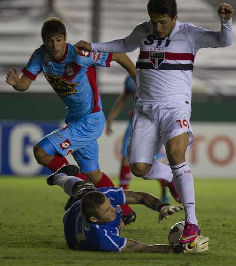 O goleiro argentino Campestrini foi o destaque da partida, com defesas muito importantes para segurar o ataque tricolor <p>O goleiro argentino Campestrini foi o destaque da partida, com defesas muito importantes para segurar o ataque tricolor</p>