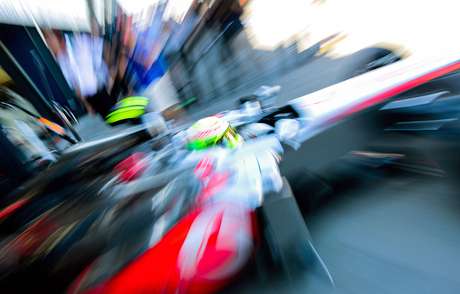 Srdjan Suki / EFE <p>El piloto mexicano de Fórmula Uno, Sergio Pérez, de la escudería Mercedes McLaren, conduce su vehiculo durante una sesión de prácticas para el Gran Premio de Australia de Fórmula Uno en el circuito Albert Park de Melbourne.</p>