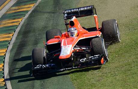 Jules Bianchi tenta segurar o "nervoso" carro da Marussia Jules Bianchi tenta segurar o "nervoso" carro da Marussia