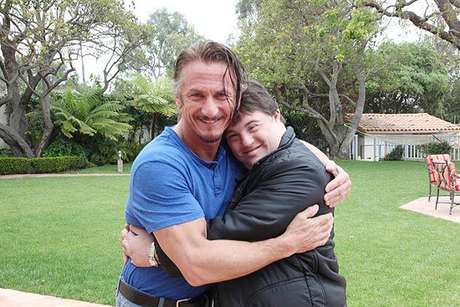 Ariel tira foto abraçado com Sean Penn Ariel tira foto abraçado com Sean Penn