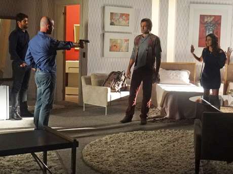Almir impede que Morena e Zyah deixem o quarto do hotel em Istambul Almir impede que Morena e Zyah deixem o quarto do hotel em Istambul