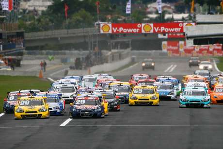 Barrichello teve boa largada, mas perdeu posições após acidentes <p>Barrichello teve boa largada, mas perdeu posições após acidentes</p>