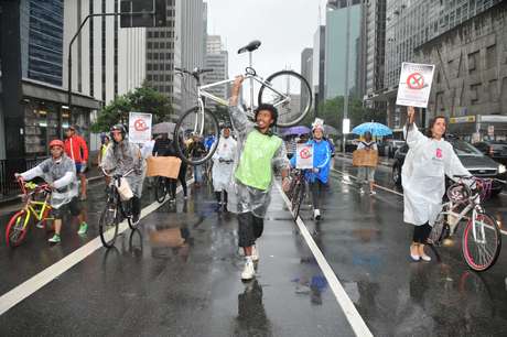 Os ciclistas protestaram depois que um jovem teve o braço amputado ao ser atropelado na avenida Paulista Os ciclistas protestaram depois que um jovem teve o braço amputado ao ser atropelado na avenida Paulista