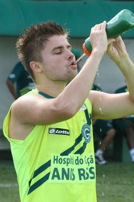 Revelado pelo Internacional, meia-atacante Eduardo Sasha, 21 anos, deve receber oportunidade no time titular do Goiás <p>Revelado pelo Internacional, meia-atacante Eduardo Sasha, 21 anos, deve receber oportunidade no time titular do Goiás</p>