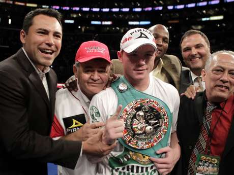 AP Golden Boy Promotions trabaja con grandes estrellas del boxeo como Floyd Mayweather Jr., Víctor Ortiz, Bernard Hopkins, Adrien Broner y Saúl Alvarez (foto).