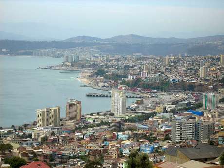 Sebassofia / Creative Commons Quem chega a Valparaíso tem a impressão de que a cidade, localizada no litoral do Chile, a 120 km de Santiago, parou no tempo. Isso porque as casas em estilo neoclássico, vitoriano ou art noveau, muitas delas construídas no século 19 e início do 20, predominam na área histórica do município, que em 2003 foi tombada pela Unesco como Patrimônio Cultural da Humanidade. Outra marca registrada de Valparaíso é sua geografia peculiar: cercada de montanhas, a cidade é praticamente um anfiteatro voltado para o mar. Por isso, quando visitar o local, prepare um tênis confortável e a câmera fotográfica, pois morros e belas vistas não vão faltar